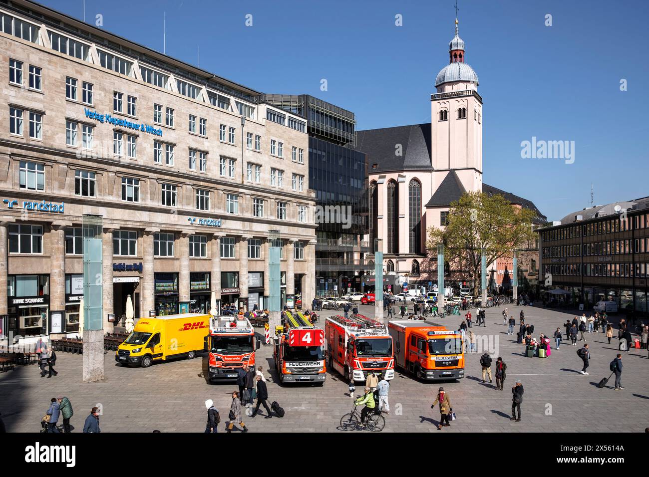 Les pompiers sont garés devant la gare centrale, église de Mariae Himmelfahrt, Cologne, Allemagne. Feuerwehrfahrzeuge stehen vor dem Hauptbahnh Banque D'Images