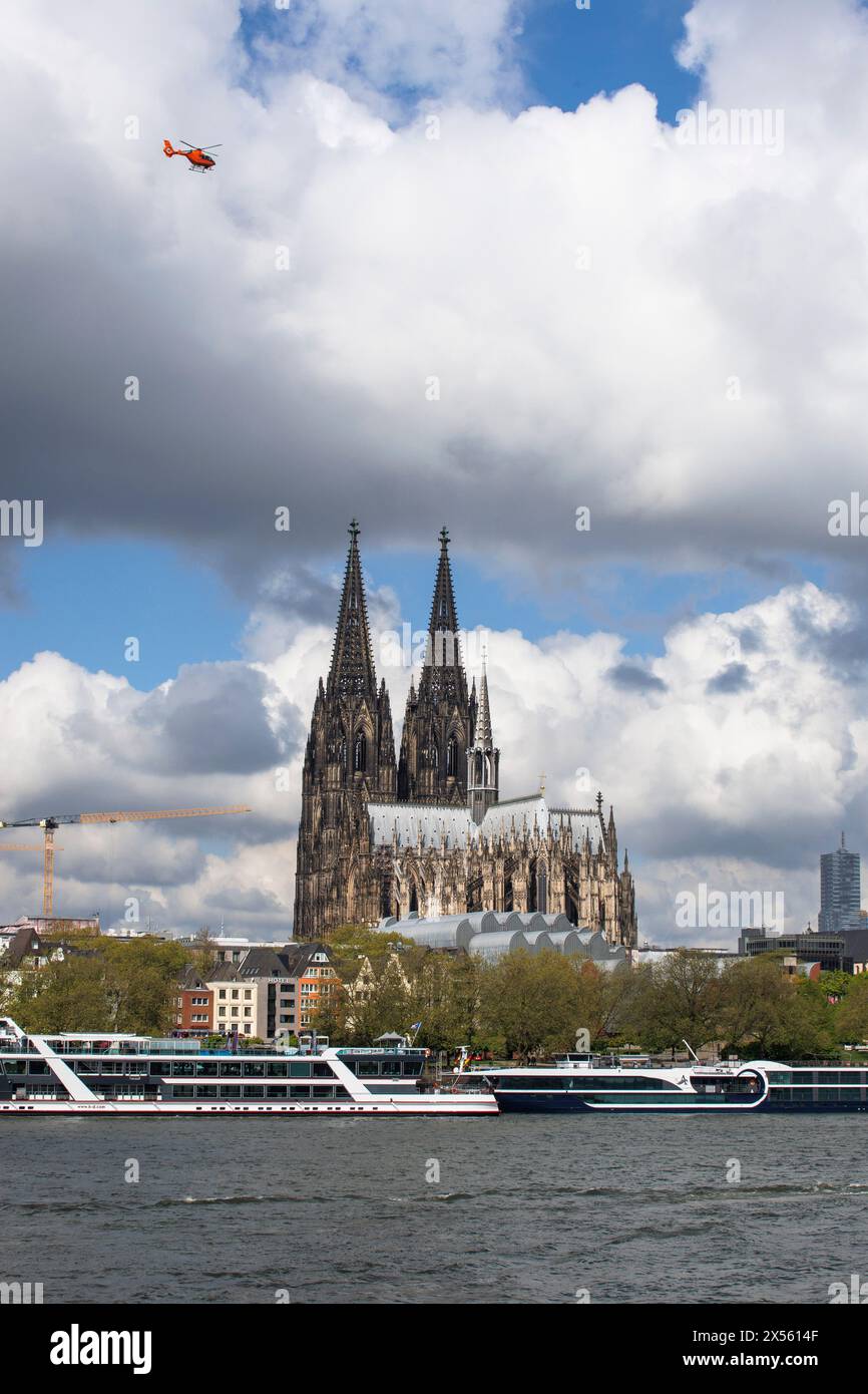 Vue sur le Rhin à la cathédrale gothique, Musée Ludwig, excursion, Cologne, Allemagne. Blick ueber den Rhein zum Dom, Museum Ludwig, Ausfl Banque D'Images