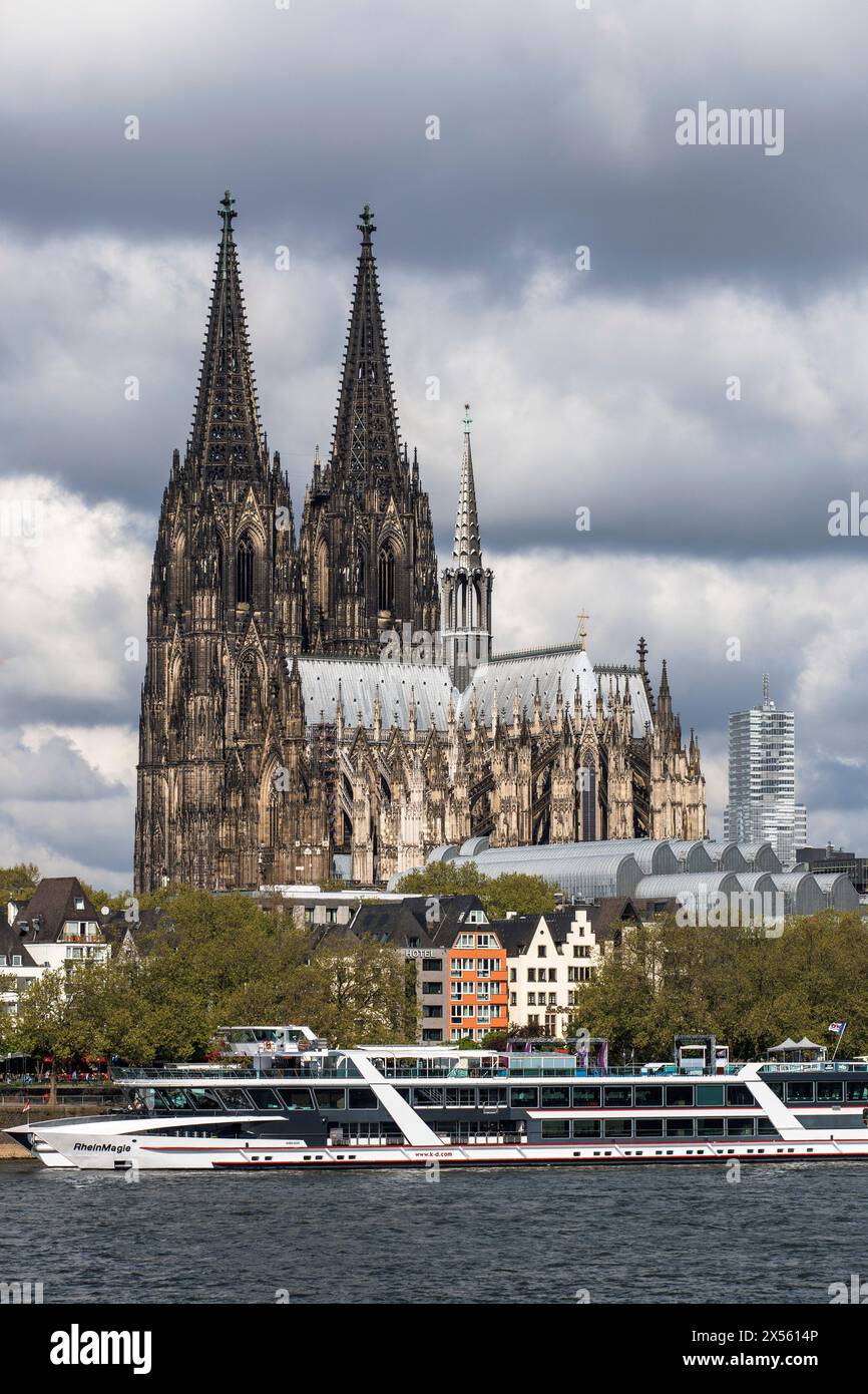 Vue sur le Rhin à la cathédrale gothique, Musée Ludwig, excursion, Cologne, Allemagne. Blick ueber den Rhein zum Dom, Museum Ludwig, Ausfl Banque D'Images