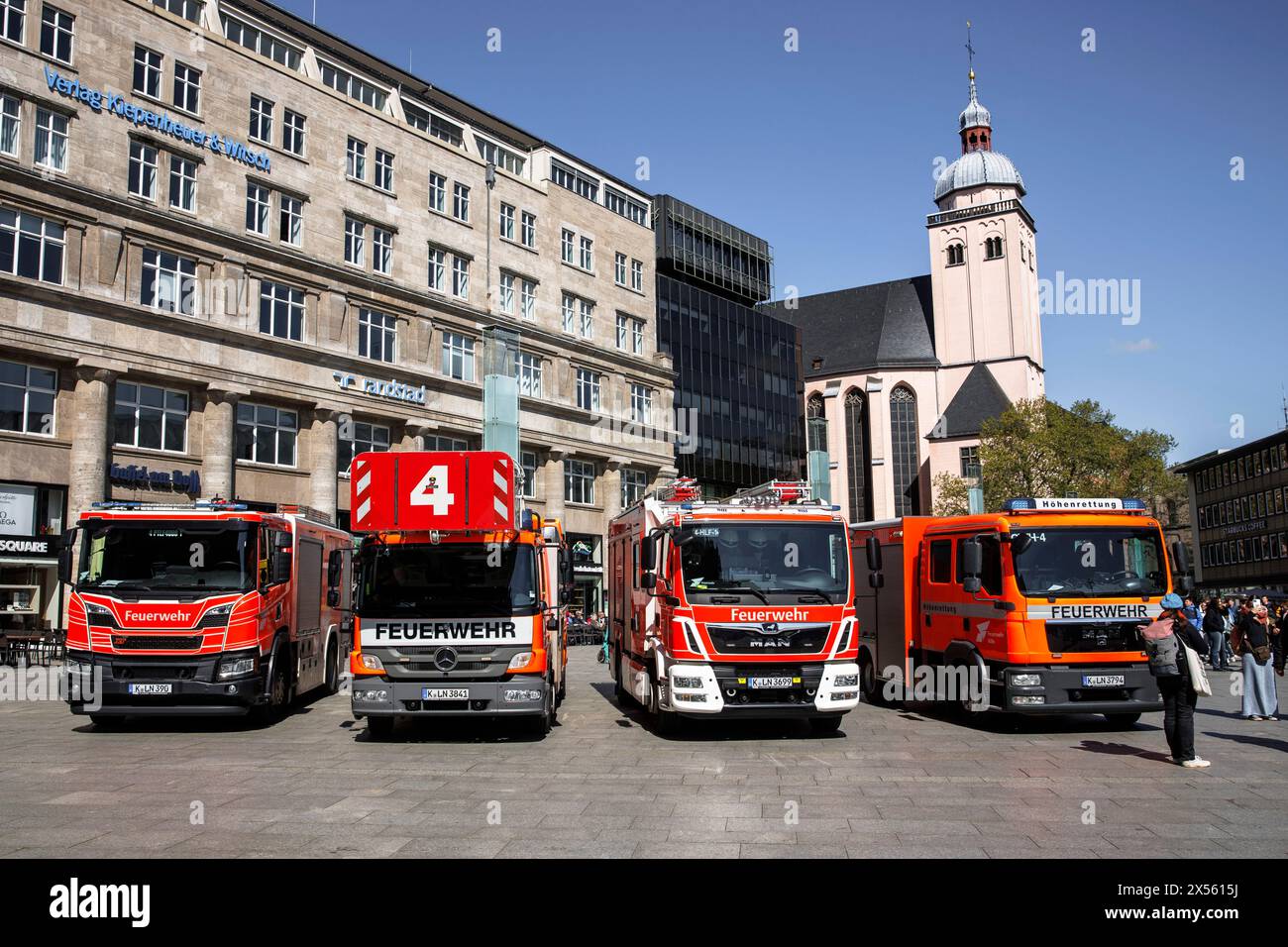 Les pompiers sont garés devant la gare centrale, église de Mariae Himmelfahrt, Cologne, Allemagne. Feuerwehrfahrzeuge stehen vor dem Hauptbahnh Banque D'Images