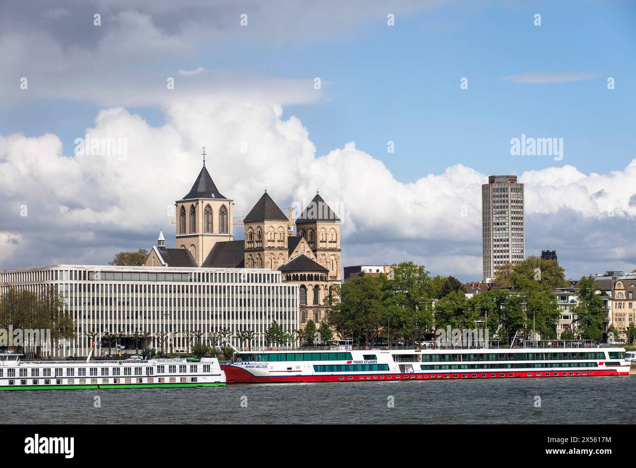 Vue sur le Rhin jusqu'à l'Institut der deutschen Wirtschaft Koeln ou l'Institut de recherche économique de Cologne, rue Konrad-Adenauer-Ufer Banque D'Images