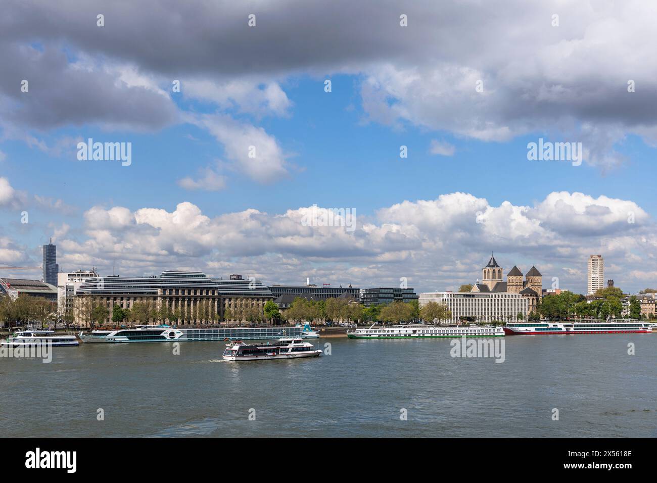 Vue sur le Rhin jusqu'à la rue Konrad-Adenauer-Ufer, l'immeuble de bureaux Neue Direktion, Institut der deutschen Wirtschaft Koeln ou Cologne Institute for E. Banque D'Images