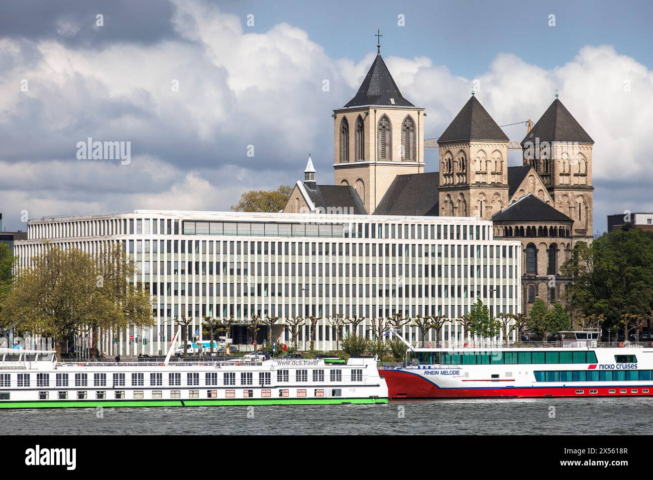 Vue sur le Rhin jusqu'à l'Institut der deutschen Wirtschaft Koeln ou l'Institut de recherche économique de Cologne, rue Konrad-Adenauer-Ufer Banque D'Images