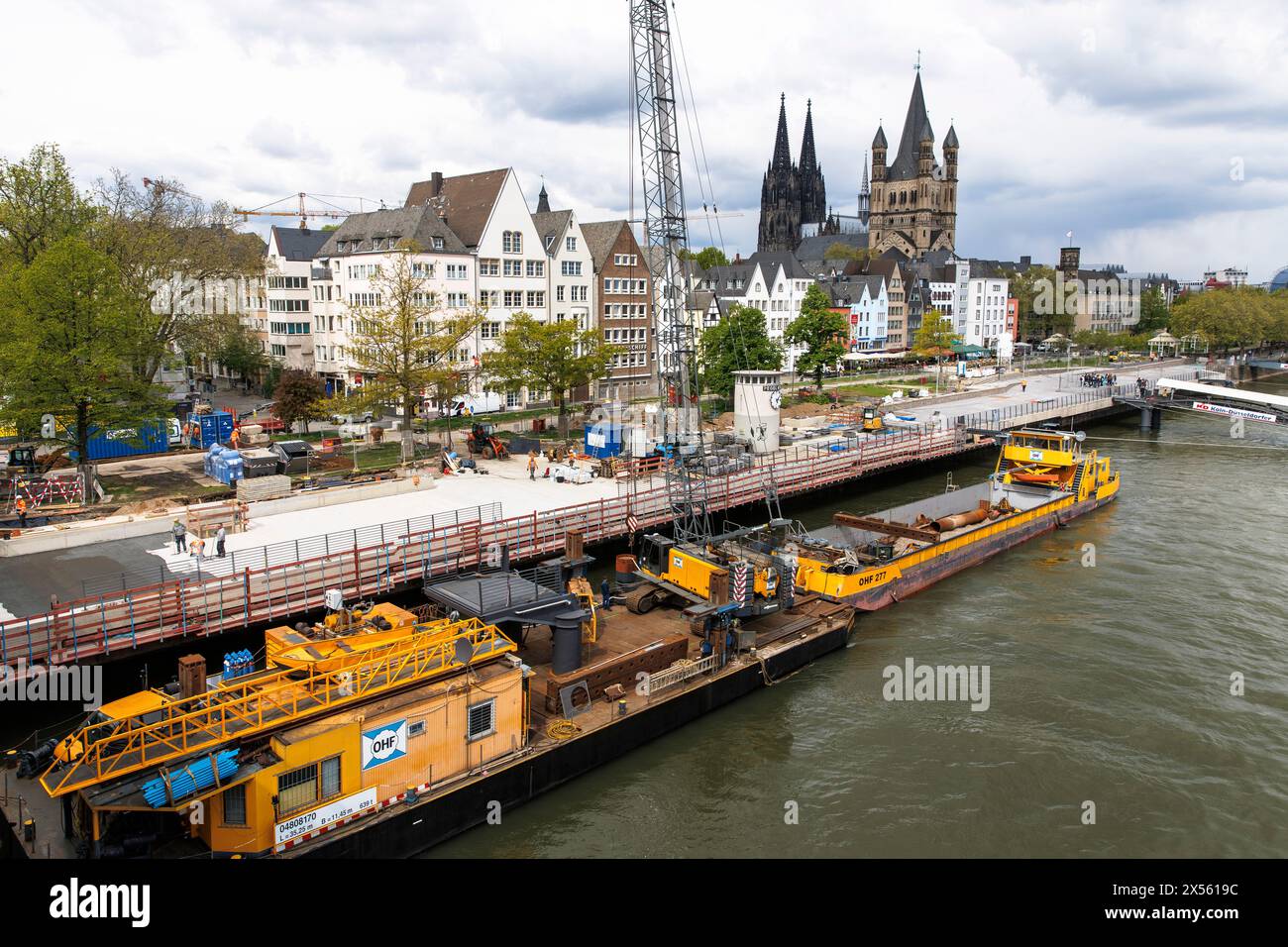 La promenade du Rhin en face de la vieille ville obtient une nouvelle dalle cantilever, chantier de construction, la cathédrale et l'église Gross St. Martin, Cologne, allemand Banque D'Images