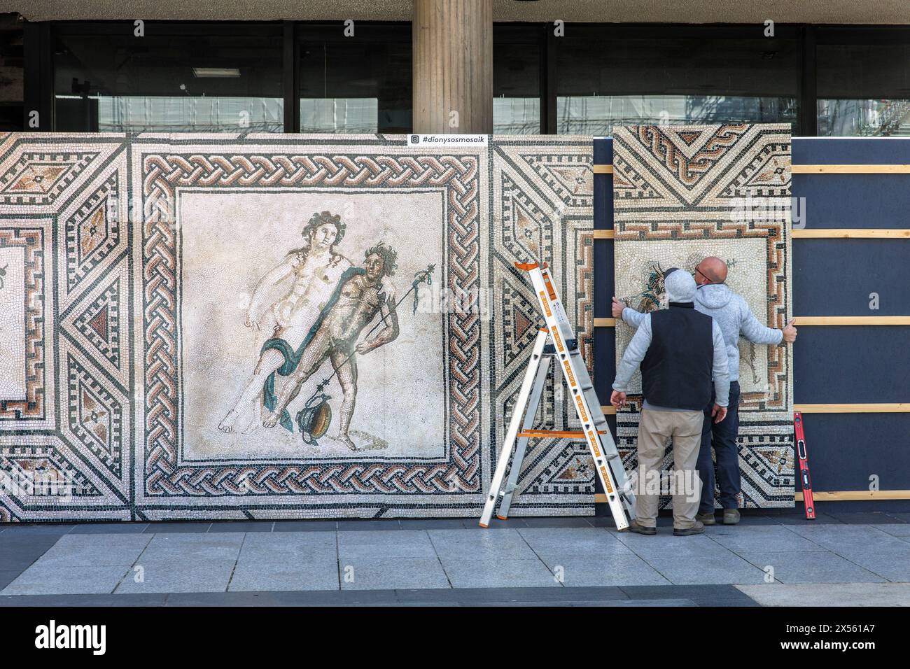 Une reproduction avec des extraits de la mosaïque de Dionysos est montée sur la clôture de construction du musée Roemisch-Germanisches sur Roncalliplatz, Colog Banque D'Images