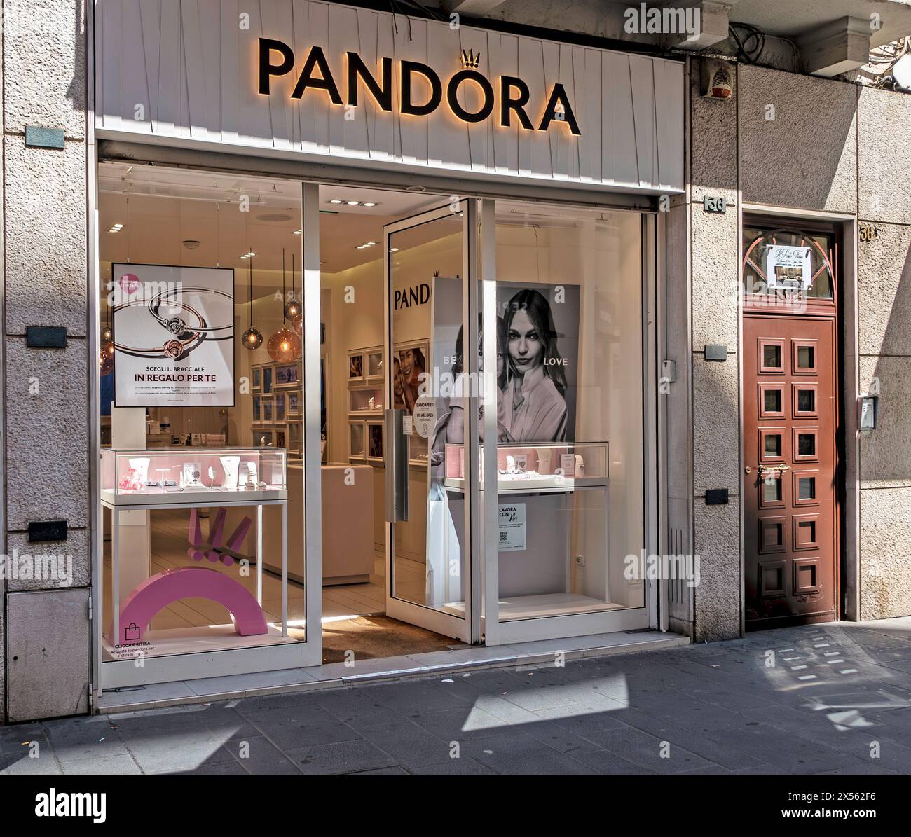 Pandora Jewelry Store Facade Bari, Italie. Banque D'Images