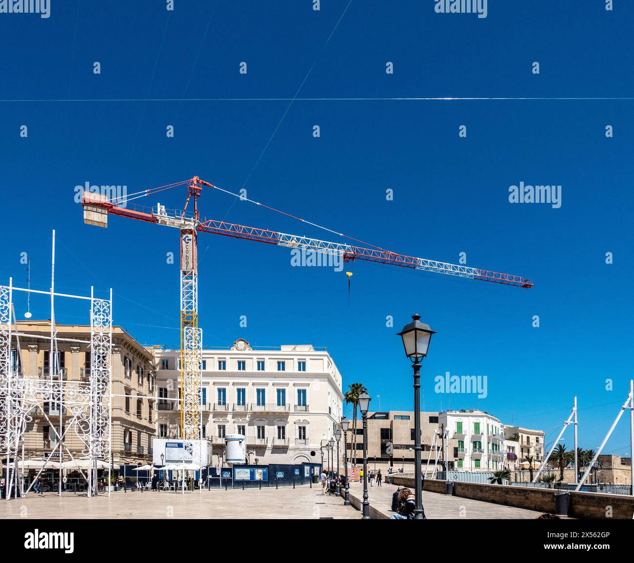 Grue de construction au travail près du Teatro Margherita, Bari, Italie. Banque D'Images