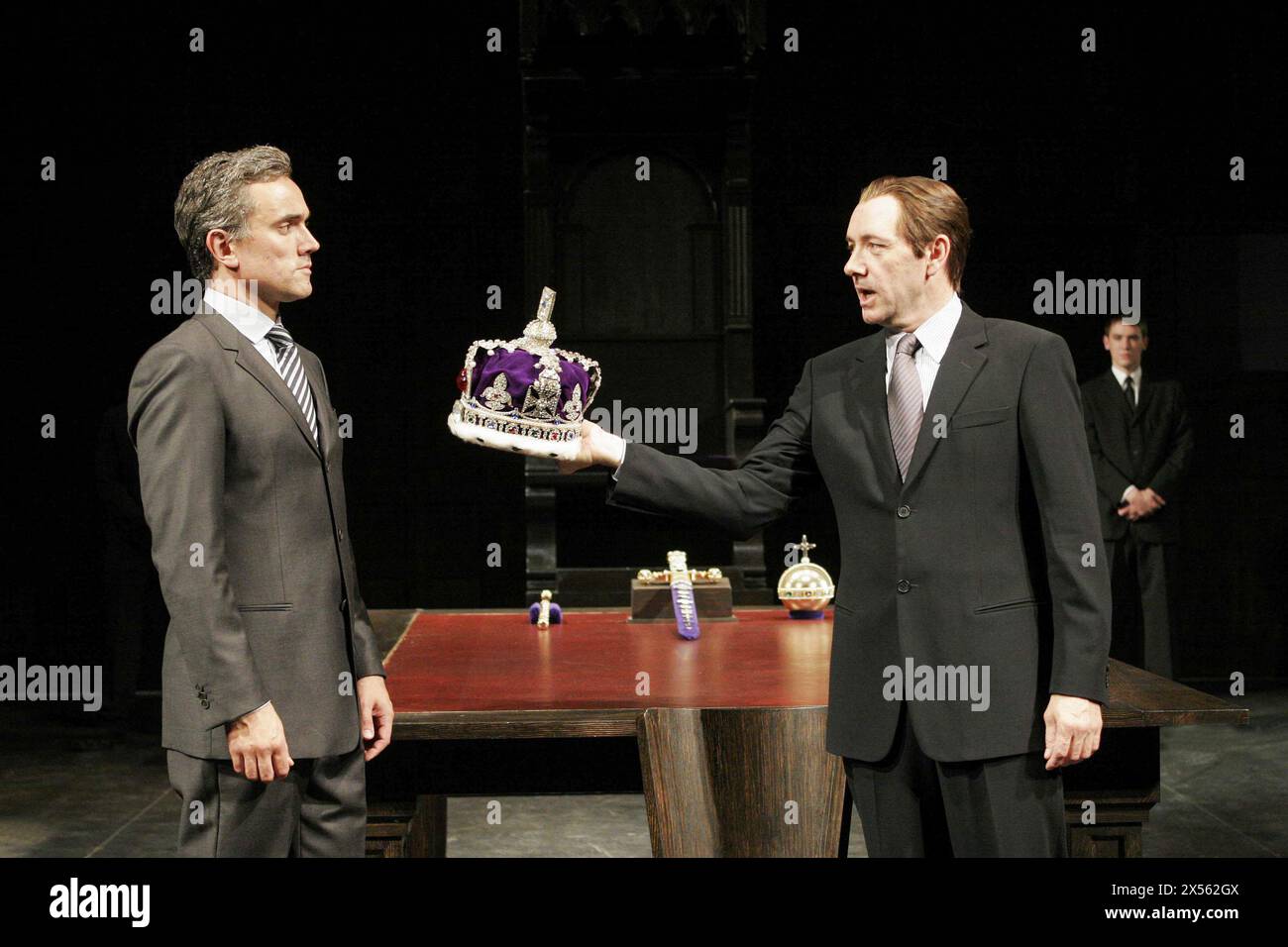 de gauche à droite : Ben Miles (Henry Bolingbroke), Kevin Spacey (Richard II) dans RICHARD II de Shakespeare au Old Vic Theatre, Londres SE1 04/10/2005 design : Hildegard Bechtler éclairage : Peter Mumford réalisateur : Trevor Nunn Banque D'Images