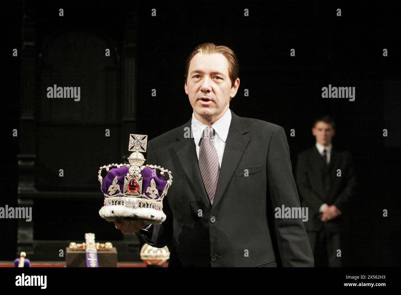 Kevin Spacey (Richard II) dans RICHARD II de Shakespeare au Old Vic Theatre, Londres SE1 04/10/2005 design : Hildegard Bechtler éclairage : Peter Mumford réalisateur : Trevor Nunn Banque D'Images