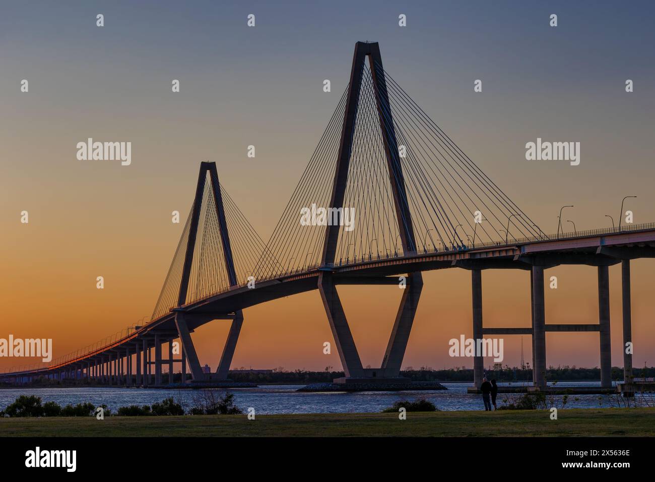 MT. Pleasant, Caroline du Sud, États-Unis - 18 mars 2024 : belles couleurs de coucher de soleil vues du parc Memorial Waterfront et de l'Arthur Ravenel, Jr. Pont à Mt Banque D'Images