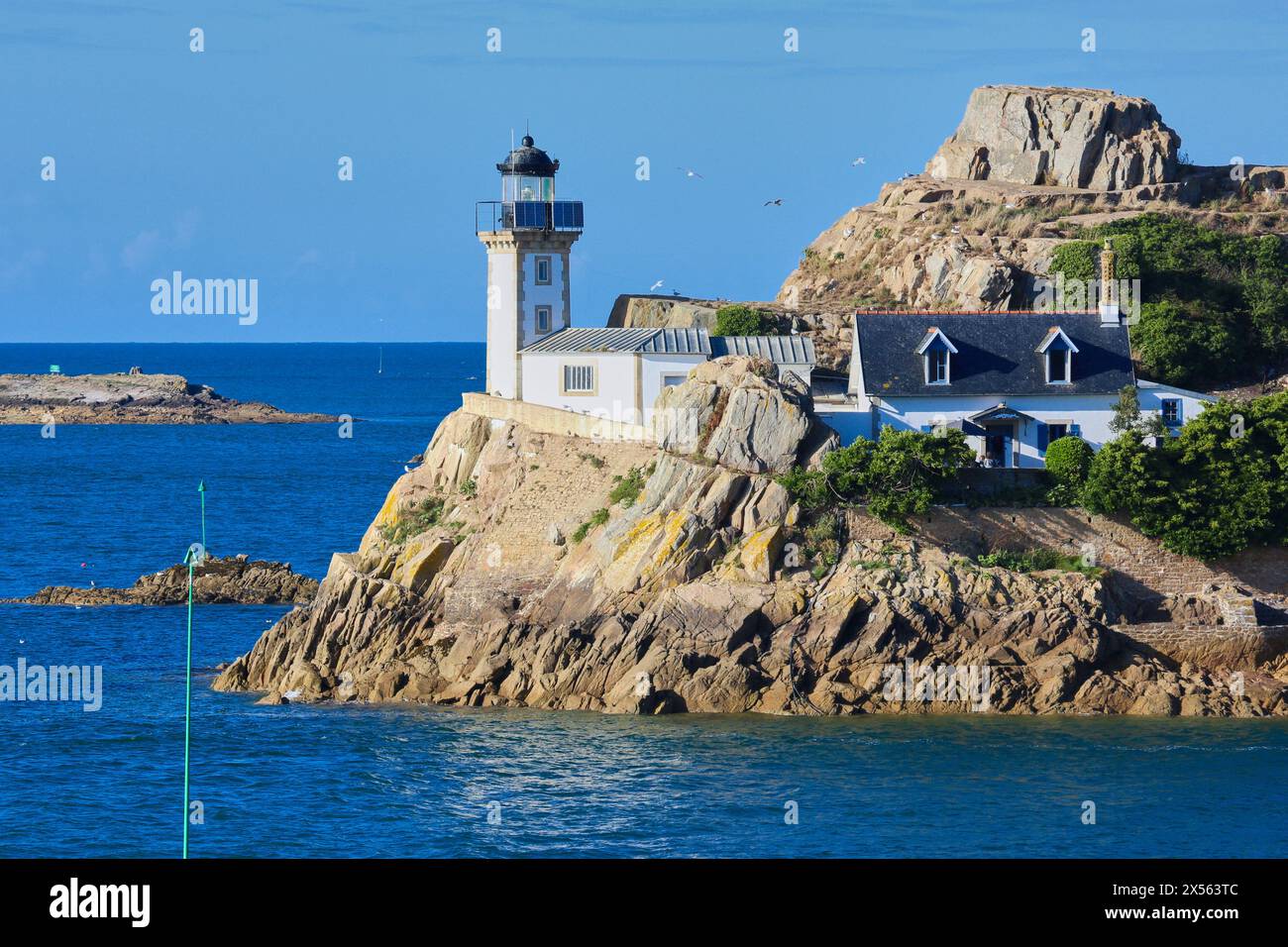 Phare de l'Île Louet, vu de Carantec, Baie de Morlaix, Finistère, Bretagne, Bretagne, France. Banque D'Images