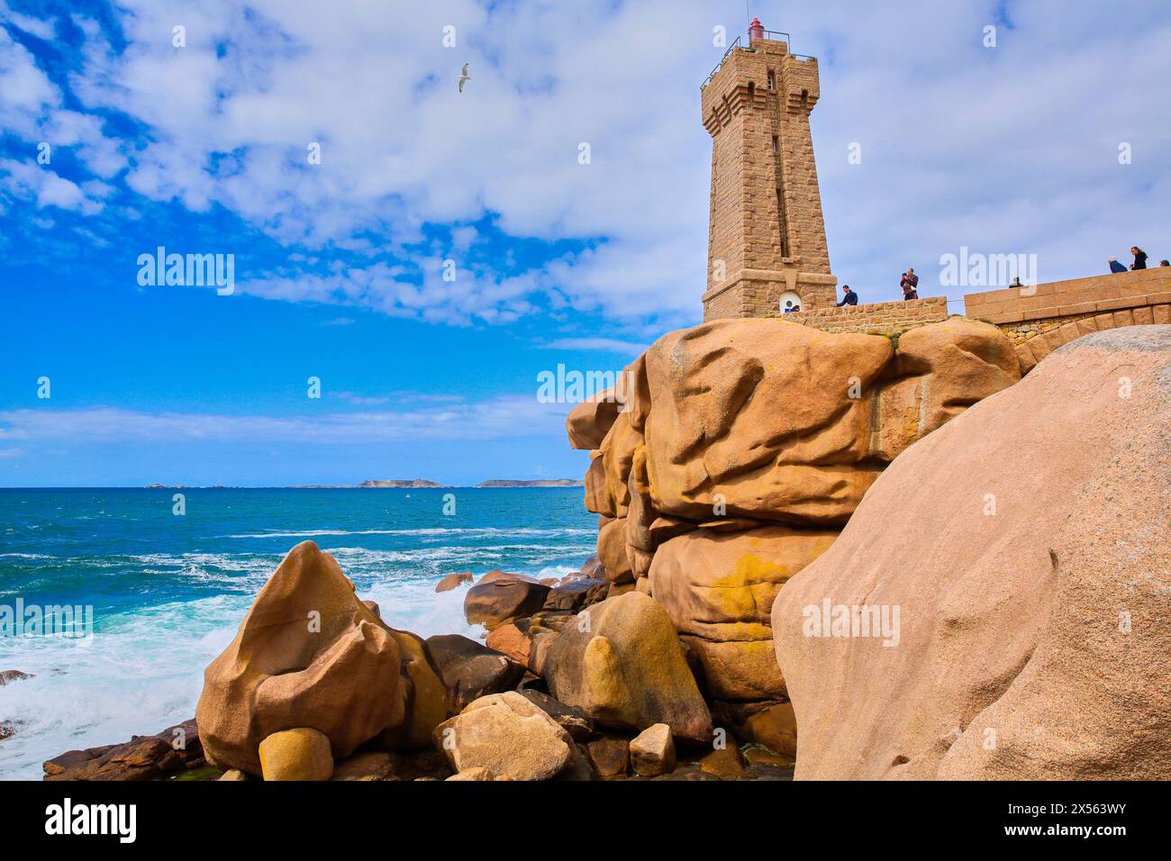 Dire Ruz Lighthouse, rochers géants à la Côte de Granit Rose, Côte de Granit Rose, Ploumanac'h, Perros-Guirec, Bretagne, Bretagne, France. Banque D'Images