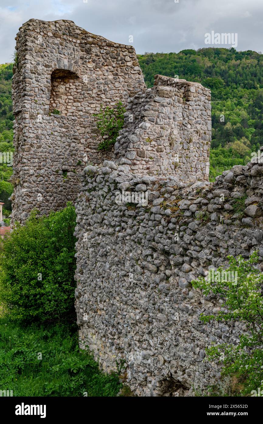 Le château d'Alfedena est les ruines d'un château datant du 10ème-11ème siècle dans la municipalité italienne du même nom dont un octogone Banque D'Images