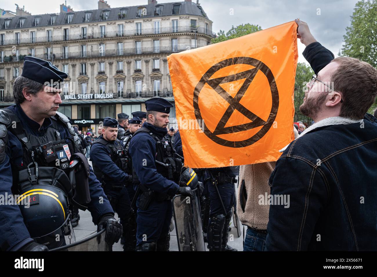 © Olivier Donnars/le Pictorium/MAXPPP - Paris 04/05/2024 Olivier Donnars/le Pictorium - 04/05/2024 - France/Ile-de-France/Paris - des militants d'extinction Rebellion se font arreter par les forces de l'ordre après avoir drapé la statue de la place de la République d'une chasuble orange marquee des slogans « agent orange ecocide » et « Stop Chemical Warfare » (« Stop aux armes chimiques ») en soutien a mm Tran to Nga, franco-vietnamienne de 82 ans et aux victimes de l'agent orange durant la guerre du Vietnam, - valeurs ACtuelles Out, no jdd, jdd Out, RUSSIA OUT, NO RUSSIA #norussi Banque D'Images