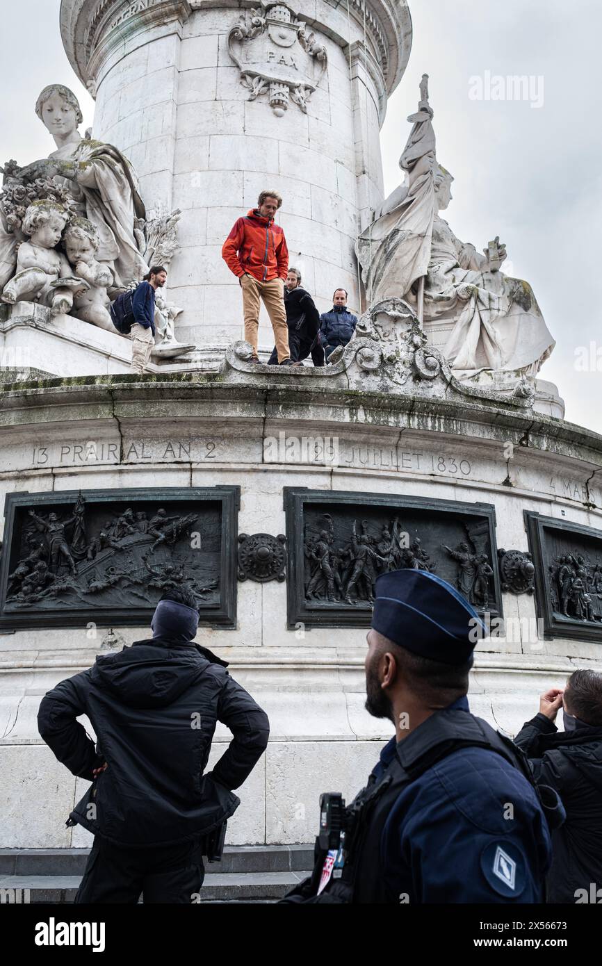 © Olivier Donnars/le Pictorium/MAXPPP - Paris 04/05/2024 Olivier Donnars/le Pictorium - 04/05/2024 - France/Ile-de-France/Paris - des militants d'extinction Rebellion se font arreter par les forces de l'ordre après avoir drapé la statue de la place de la République d'une chasuble orange marquee des slogans « agent orange ecocide » et « Stop Chemical Warfare » (« Stop aux armes chimiques ») en soutien a mm Tran to Nga, franco-vietnamienne de 82 ans et aux victimes de l'agent orange durant la guerre du Vietnam, - valeurs ACtuelles Out, no jdd, jdd Out, RUSSIA OUT, NO RUSSIA #norussi Banque D'Images