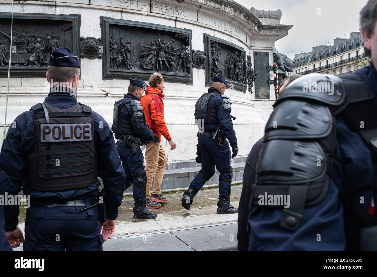 © Olivier Donnars/le Pictorium/MAXPPP - Paris 04/05/2024 Olivier Donnars/le Pictorium - 04/05/2024 - France/Ile-de-France/Paris - des militants d'extinction Rebellion se font arreter par les forces de l'ordre après avoir drapé la statue de la place de la République d'une chasuble orange marquee des slogans « agent orange ecocide » et « Stop Chemical Warfare » (« Stop aux armes chimiques ») en soutien a mm Tran to Nga, franco-vietnamienne de 82 ans et aux victimes de l'agent orange durant la guerre du Vietnam, - valeurs ACtuelles Out, no jdd, jdd Out, RUSSIA OUT, NO RUSSIA #norussi Banque D'Images