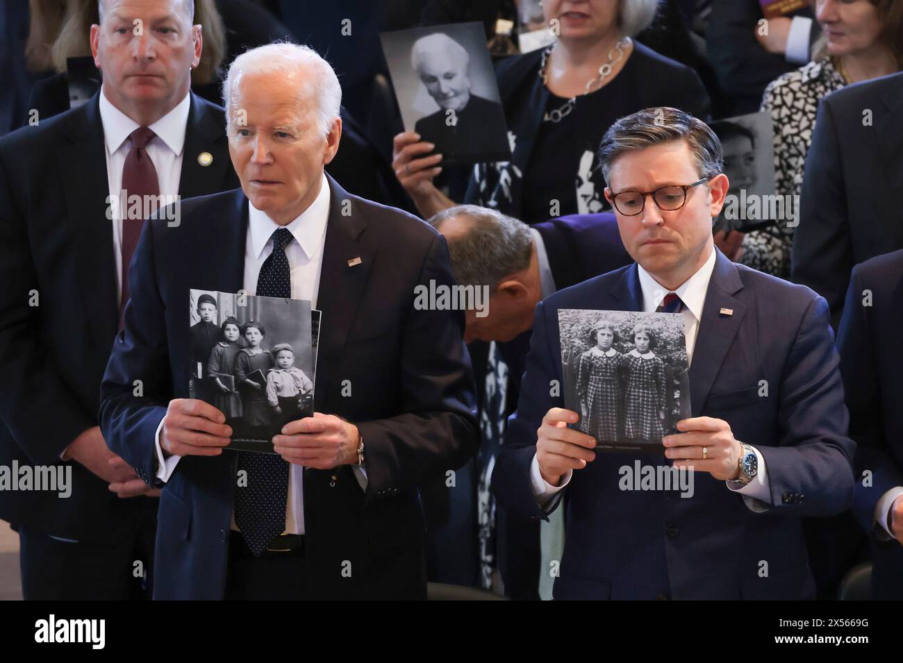Washington, États-Unis. 07 mai 2024. Le président Joe Biden (à gauche) et le président de la Chambre Mike Johnson (à droite) montrent des photos de personnes décédées pendant l'Holocauste lors d'une cérémonie annuelle des Journées du souvenir du Musée commémoratif de l'Holocauste au Capitole des États-Unis à Washington DC le mardi 7 mai 2024. Photo de Michael Reynolds/UPI crédit : UPI/Alamy Live News Banque D'Images