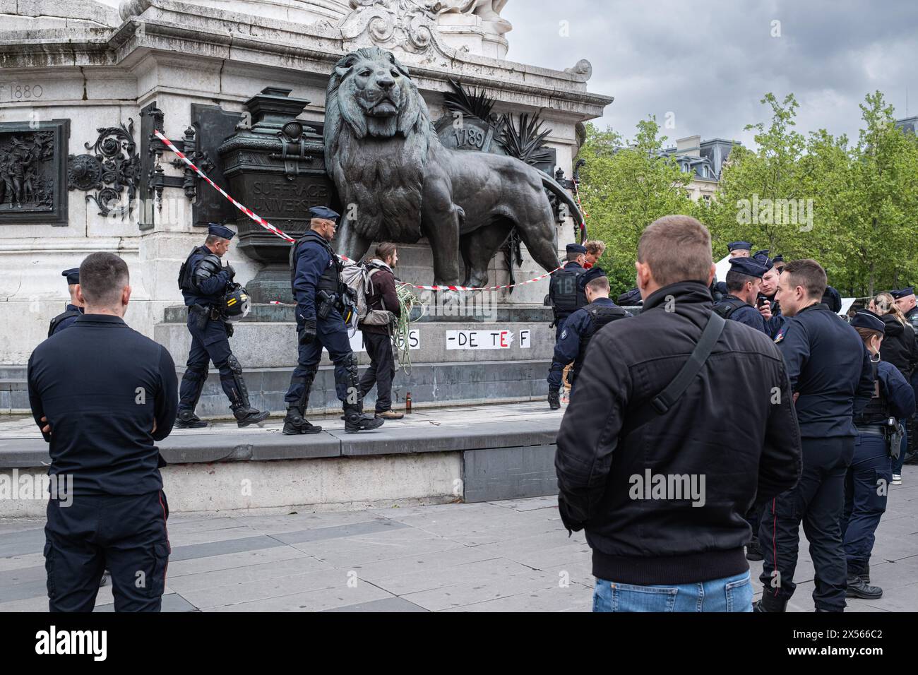 © Olivier Donnars/le Pictorium/MAXPPP - Paris 04/05/2024 Olivier Donnars/le Pictorium - 04/05/2024 - France/Ile-de-France/Paris - des militants d'extinction Rebellion se font arreter par les forces de l'ordre après avoir drapé la statue de la place de la République d'une chasuble orange marquee des slogans « agent orange ecocide » et « Stop Chemical Warfare » (« Stop aux armes chimiques ») en soutien a mm Tran to Nga, franco-vietnamienne de 82 ans et aux victimes de l'agent orange durant la guerre du Vietnam, - valeurs ACtuelles Out, no jdd, jdd Out, RUSSIA OUT, NO RUSSIA #norussi Banque D'Images