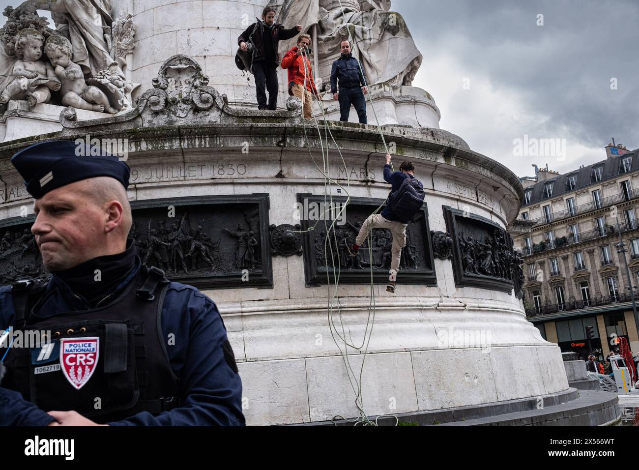 © Olivier Donnars/le Pictorium/MAXPPP - Paris 04/05/2024 Olivier Donnars/le Pictorium - 04/05/2024 - France/Ile-de-France/Paris - des militants d'extinction Rebellion se font arreter par les forces de l'ordre après avoir drapé la statue de la place de la République d'une chasuble orange marquee des slogans « agent orange ecocide » et « Stop Chemical Warfare » (« Stop aux armes chimiques ») en soutien a mm Tran to Nga, franco-vietnamienne de 82 ans et aux victimes de l'agent orange durant la guerre du Vietnam, - valeurs ACtuelles Out, no jdd, jdd Out, RUSSIA OUT, NO RUSSIA #norussi Banque D'Images
