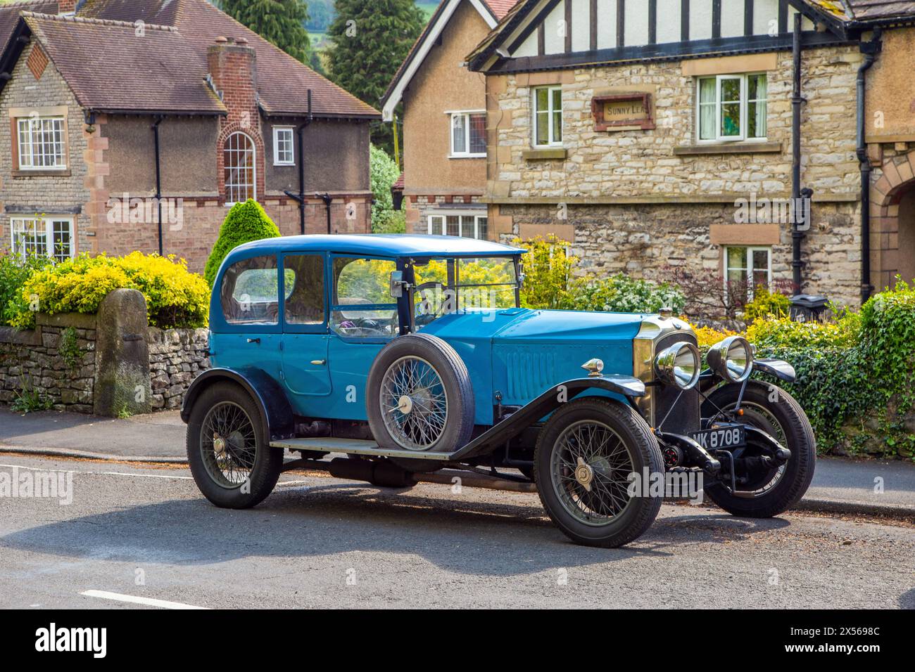 Voiture classique vintage 1926 Vauxhall Velox 30-98 garé devant des chalets en pierre dans le village Derbyshire Peak District d'Ashford dans l'eau Royaume-Uni Banque D'Images