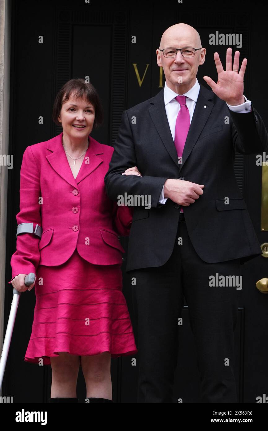 John Swinney, avec son épouse Elizabeth Quigley, sur les marches de Bute House à Édimbourg, la résidence officielle du premier ministre, après avoir été élu par les députés pour devenir le prochain premier ministre d'Écosse, succédant à Humza Yousaf qui a officiellement démissionné de son poste mardi. Date de la photo : mardi 7 mai 2024. Banque D'Images