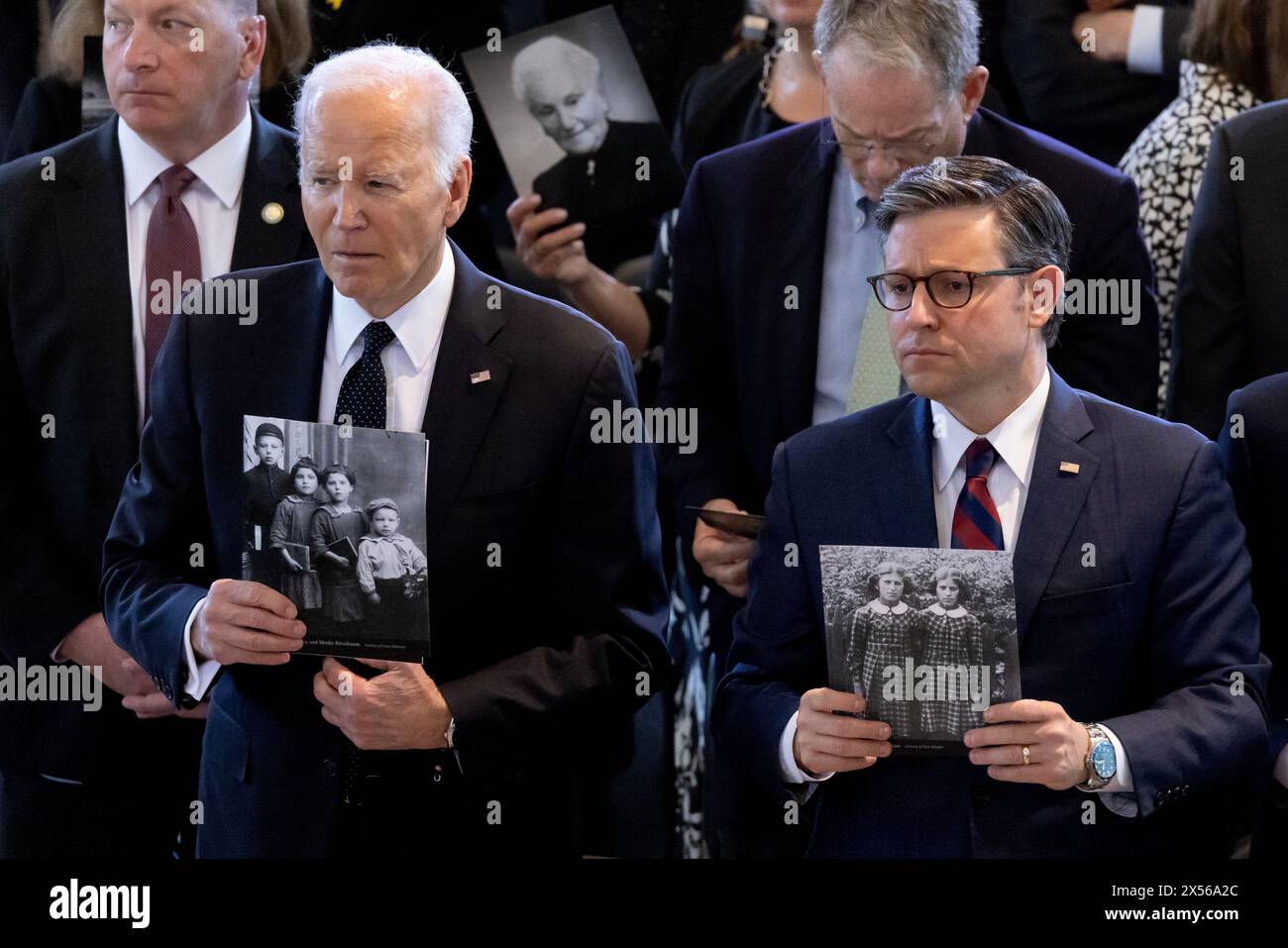 Washington, États-Unis. 07 mai 2024. Le président Joe Biden (à gauche) et le président de la Chambre Mike Johnson (à droite) montrent des photos de personnes décédées pendant l'Holocauste lors d'une cérémonie annuelle des Journées du souvenir du Musée commémoratif de l'Holocauste au Capitole des États-Unis à Washington DC le mardi 7 mai 2024. Photo de Michael Reynolds/UPI crédit : UPI/Alamy Live News Banque D'Images