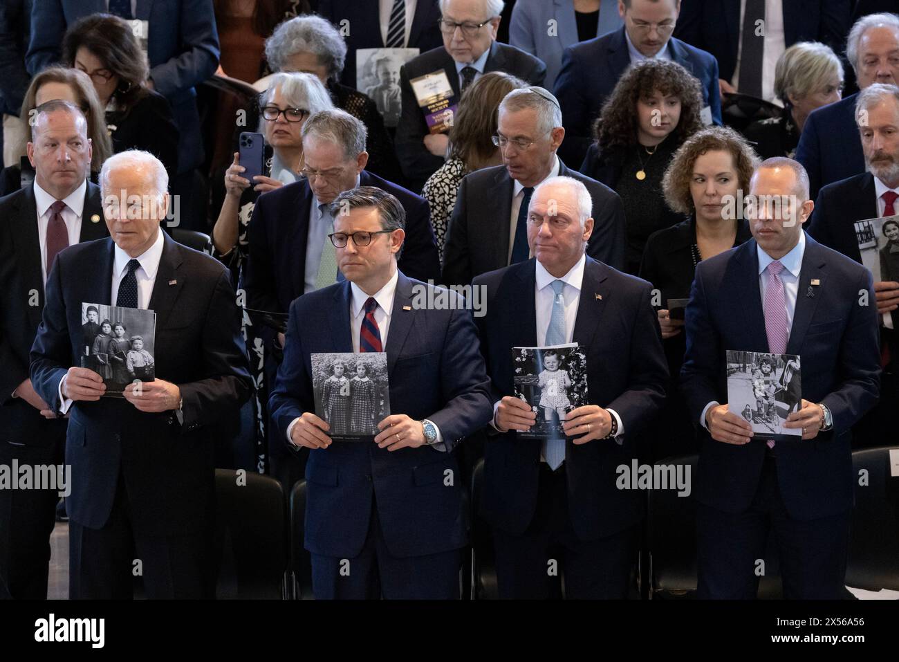 Washington, États-Unis. 07 mai 2024. (De gauche à droite) Président Joe Biden, Président de la Chambre Mike Johnson, le leader de la majorité parlementaire Steve Scalise et le leader de la minorité parlementaire Hakeem Jeffries présentent des photos de personnes décédées pendant l'Holocauste lors d'une cérémonie annuelle des Journées du souvenir du Musée commémoratif de l'Holocauste au Capitole des États-Unis à Washington DC le mardi 7 mai 2024. Photo de Michael Reynolds/UPI crédit : UPI/Alamy Live News Banque D'Images