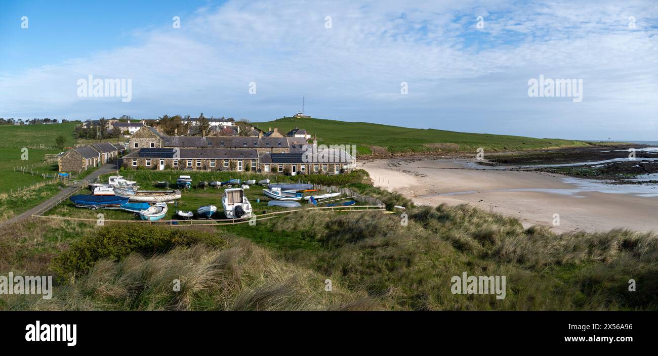 Vue panoramique sur le village et la plage de plage à Low-Newton-by-the-Sea sur la côte du Northumberland Banque D'Images