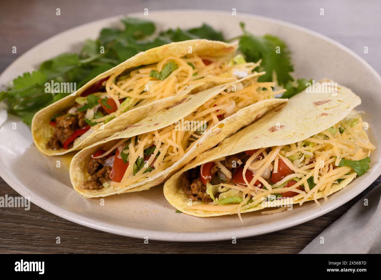 Taco avec boeuf haché et avocat, chou et fromage. Cuisine mexicaine. Banque D'Images