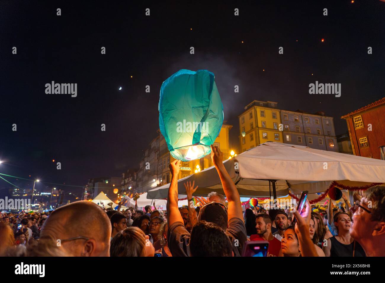 06.23.2023. Porto, Portugal : Festa de Sao Joao do Porto beaucoup de gens heureux dans la rue avec des lanternes volantes dans la soirée . Banque D'Images