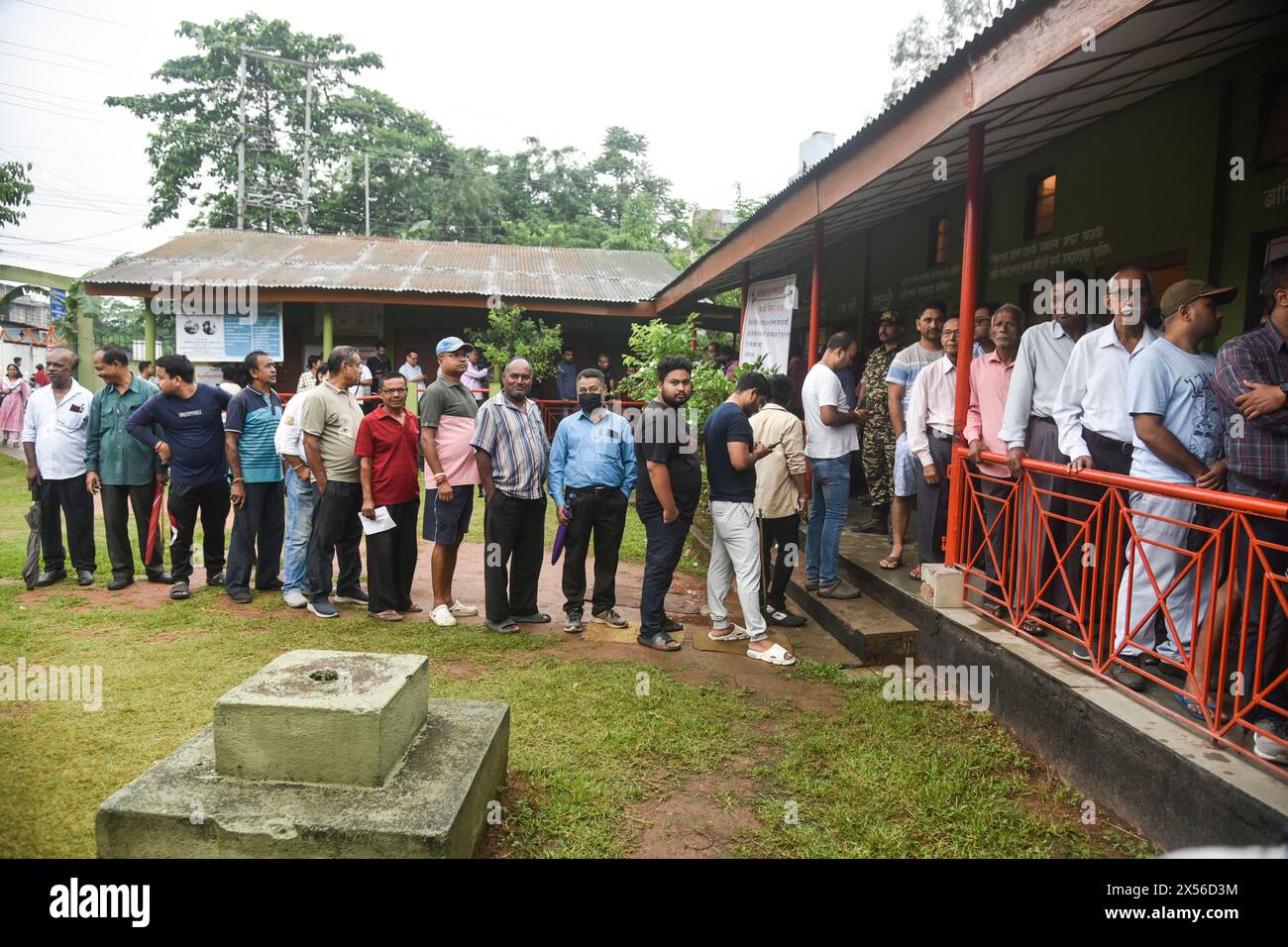 Guwahati, Assam, Inde. 7 mai 2024. GUWAHATI, INDE-MAI 07 : les électeurs font la queue pour déposer leur bulletin de vote dans un bureau de vote lors de la troisième phase de vote des élections générales indiennes, à Guwahati, Inde, le 7 mai 2024. (Crédit image : © Hafiz Ahmed/ZUMA Press Wire) USAGE ÉDITORIAL SEULEMENT! Non destiné à UN USAGE commercial ! Banque D'Images