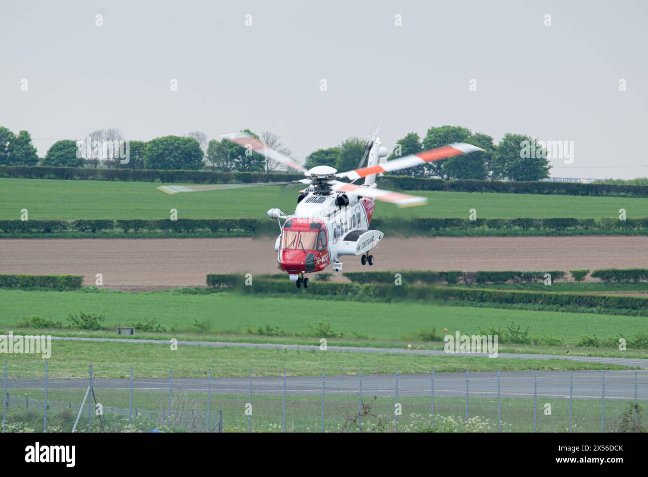 HM Coastguard Sikorsky S-92A en roulant de retour à la base à l'aéroport de Humberside Banque D'Images