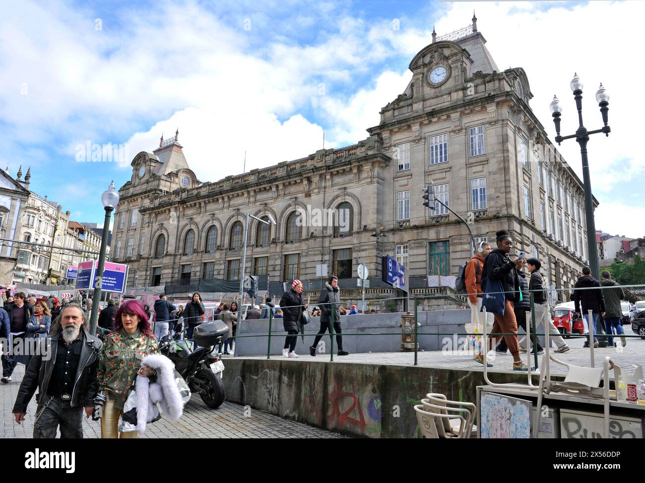 Les gens marchant dans les rues autour de la gare de Port, Portugal Banque D'Images
