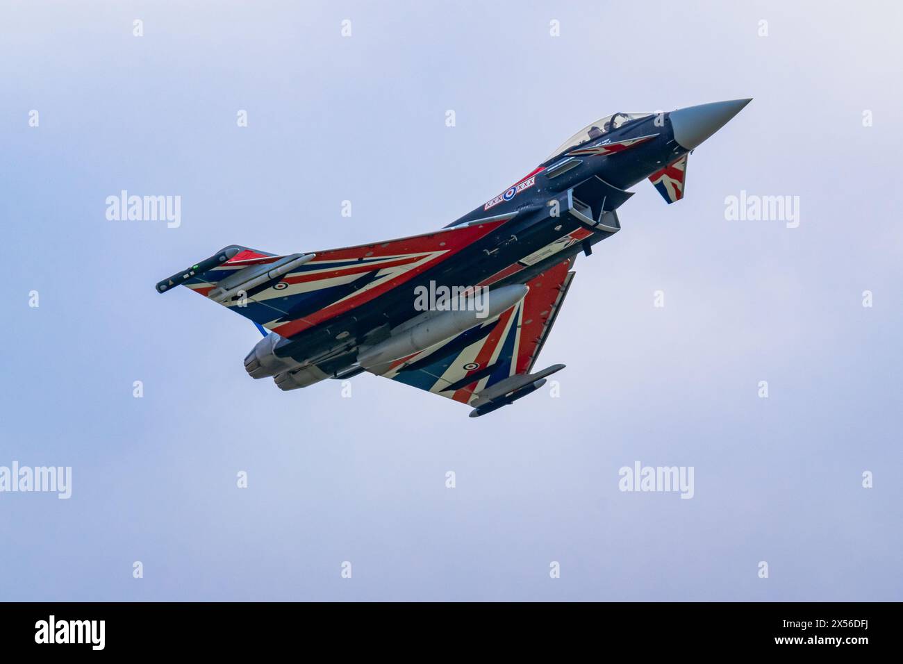 Royal Air Force Display Team Eurofighter Typhoon 'Blackjack' volant à basse altitude sur la RAF Coningsby Banque D'Images