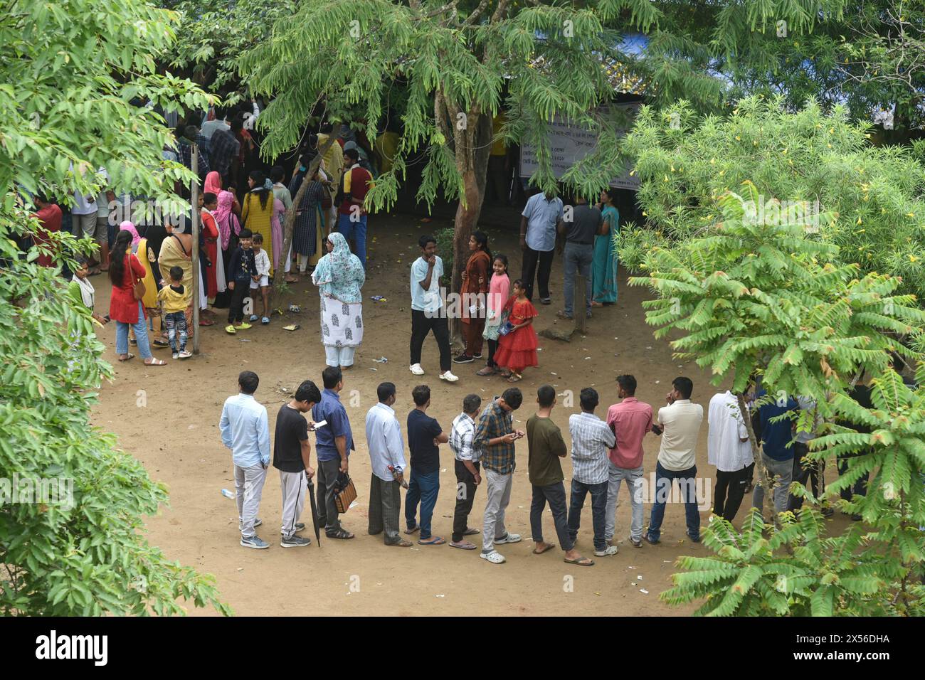 Guwahati, Assam, Inde. 7 mai 2024. GUWAHATI, INDE-MAI 07 : les électeurs font la queue pour déposer leur bulletin de vote dans un bureau de vote lors de la troisième phase de vote des élections générales indiennes, à Guwahati, Inde, le 7 mai 2024. (Crédit image : © Hafiz Ahmed/ZUMA Press Wire) USAGE ÉDITORIAL SEULEMENT! Non destiné à UN USAGE commercial ! Banque D'Images