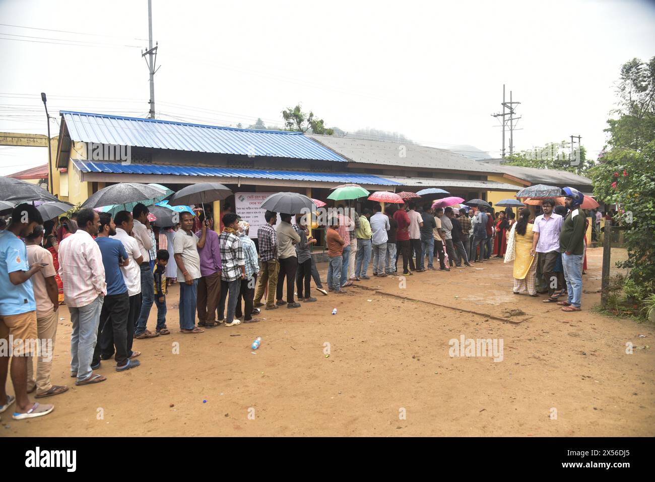 Guwahati, Assam, Inde. 7 mai 2024. GUWAHATI, INDE-MAI 07 : les électeurs font la queue pour déposer leur bulletin de vote dans un bureau de vote lors de la troisième phase de vote des élections générales indiennes, à Guwahati, Inde, le 7 mai 2024. (Crédit image : © Hafiz Ahmed/ZUMA Press Wire) USAGE ÉDITORIAL SEULEMENT! Non destiné à UN USAGE commercial ! Banque D'Images