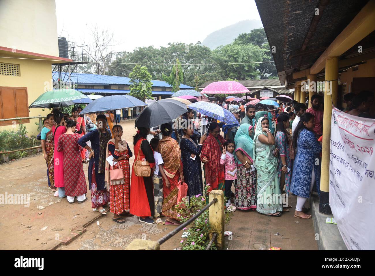 Guwahati, Assam, Inde. 7 mai 2024. GUWAHATI, INDE-MAI 07 : les électeurs font la queue pour déposer leur bulletin de vote dans un bureau de vote lors de la troisième phase de vote des élections générales indiennes, à Guwahati, Inde, le 7 mai 2024. (Crédit image : © Hafiz Ahmed/ZUMA Press Wire) USAGE ÉDITORIAL SEULEMENT! Non destiné à UN USAGE commercial ! Banque D'Images