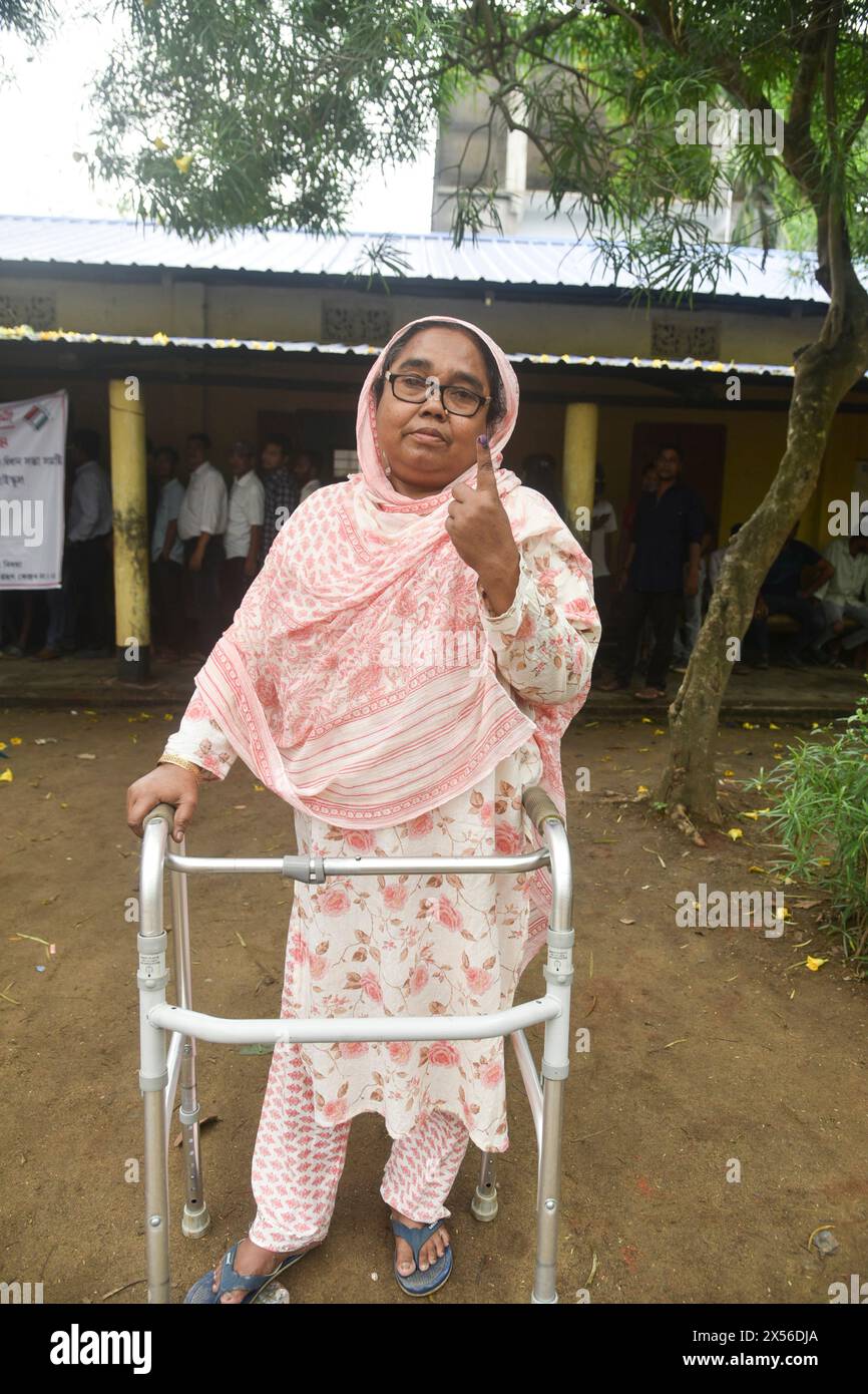 Guwahati, Assam, Inde. 7 mai 2024. GUWAHATI, INDE-MAI 07 : une femme montre son doigt marqué à l'encre après avoir lancé son bulletin de vote dans un bureau de vote pendant la troisième phase du vote des élections générales indiennes à Guwahati le 7 mai 2024. (Crédit image : © Hafiz Ahmed/ZUMA Press Wire) USAGE ÉDITORIAL SEULEMENT! Non destiné à UN USAGE commercial ! Banque D'Images