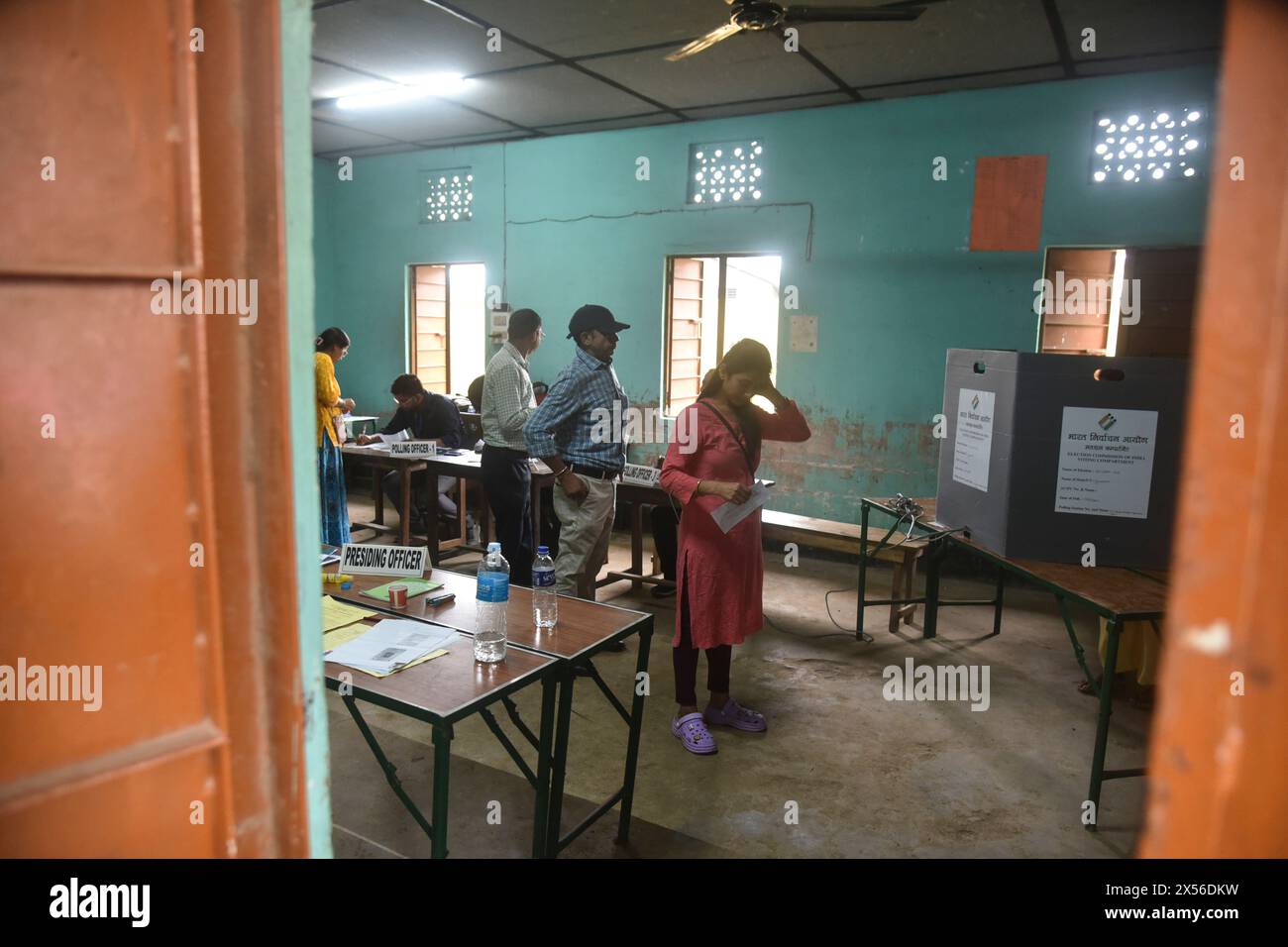 Guwahati, Assam, Inde. 7 mai 2024. GUWAHATI, INDE-MAI 07 : un électeur vote dans un bureau de vote lors de la troisième phase de vote aux élections générales indiennes, à Guwahati le 7 mai 2024. (Crédit image : © Hafiz Ahmed/ZUMA Press Wire) USAGE ÉDITORIAL SEULEMENT! Non destiné à UN USAGE commercial ! Banque D'Images