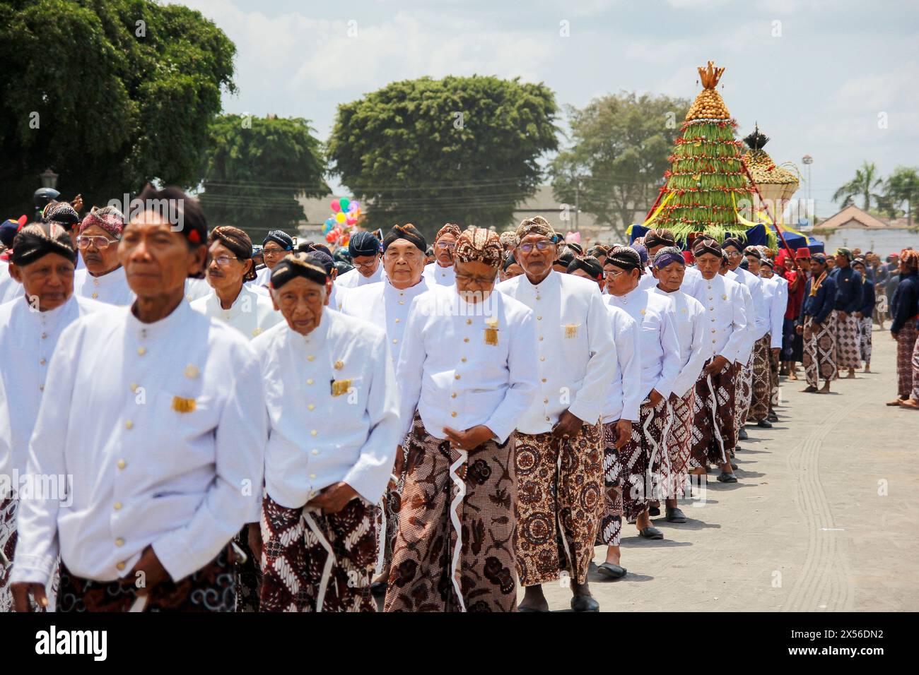 Abdi dalem Yogyakarta Palace a défilé gunungan Lanang dans l'événement de tradition Grebeg Besar. Banque D'Images