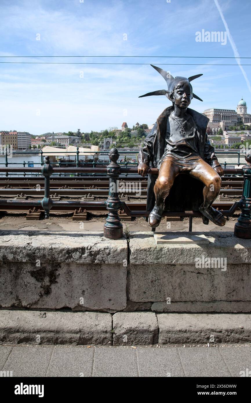 Statue de la petite princesse ou Kiskiralylany, une sculpture de 50cm posée sur les balustrades de la promenade du Danube à Budapest, Hongrie, Europe. Banque D'Images