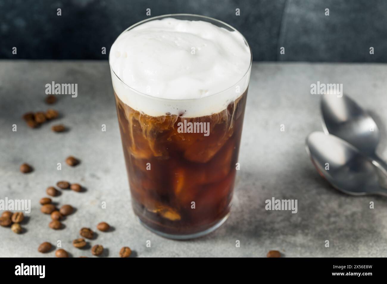 Rafraîchir le café infusé à froid à la mousse froide avec de la glace Banque D'Images