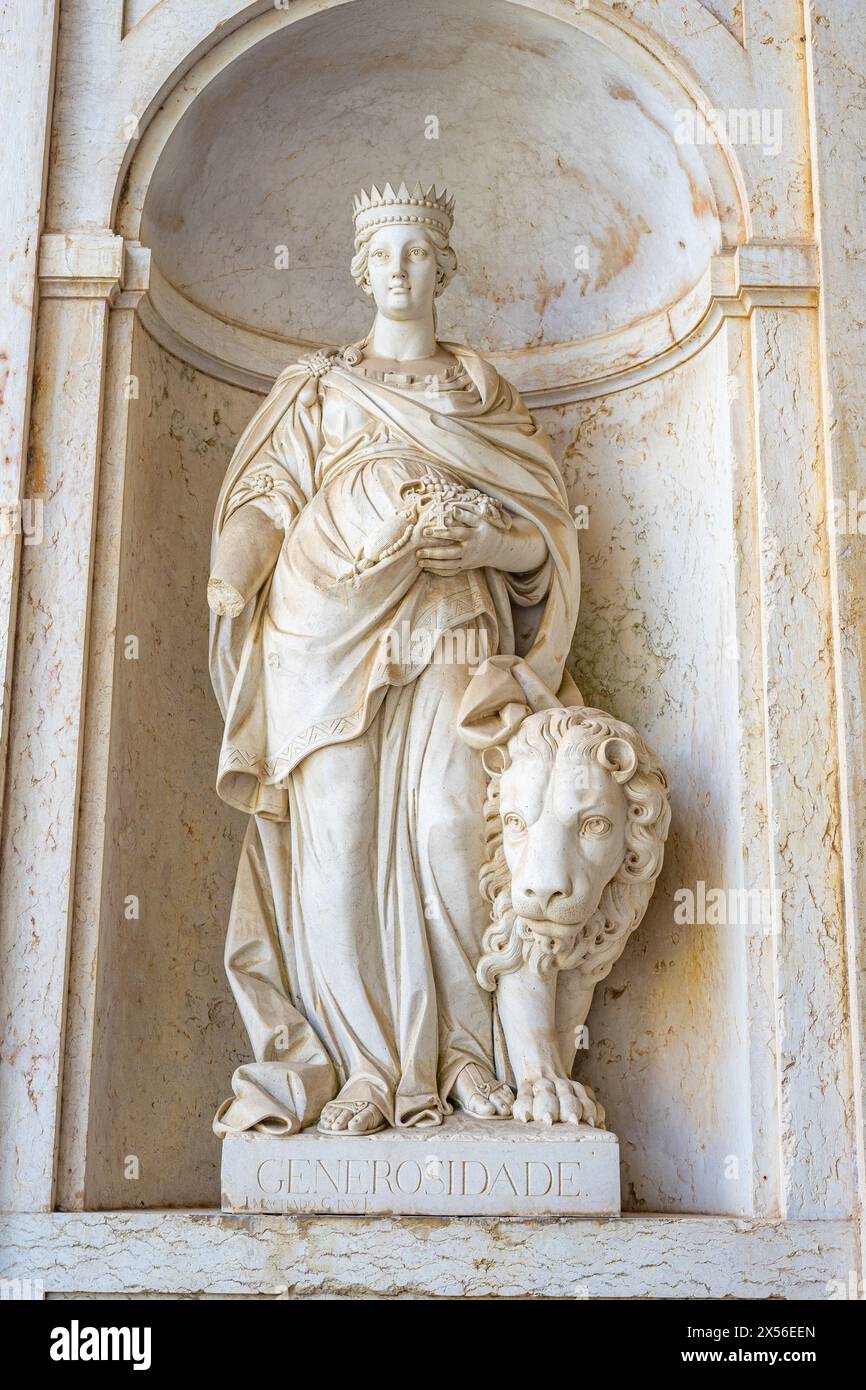 Statue en pierre représentant la générosité à l'intérieur du Palais Ajuda à Lisbonne-Portugal. Banque D'Images
