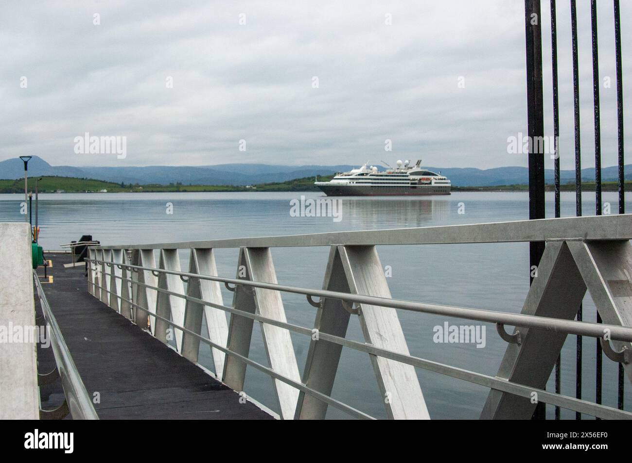 Mardi 7 mai 2024, Bantry West Cork Ireland ; le bateau de croisière le Boreal est arrivé au port de Bantry aujourd'hui. Le navire immatriculé en France, transportant 400 passagers et membres d'équipage, a jeté l'ancre à 7 heures du matin et les passagers ont débarqué pour des excursions d'une journée à Killarney, dans la péninsule de Beara et autour de la ville de Bantry. Credit ; ED/Alamy Live News Banque D'Images