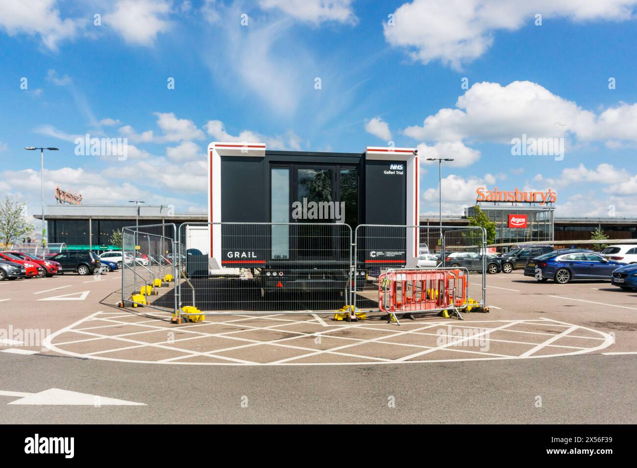 NHS Galleri essai clinique mobile dans le parking du supermarché de Sainsbury à King's Lynn, Norfolk. Essai d'un nouveau test sanguin pour dépister le cancer. Banque D'Images