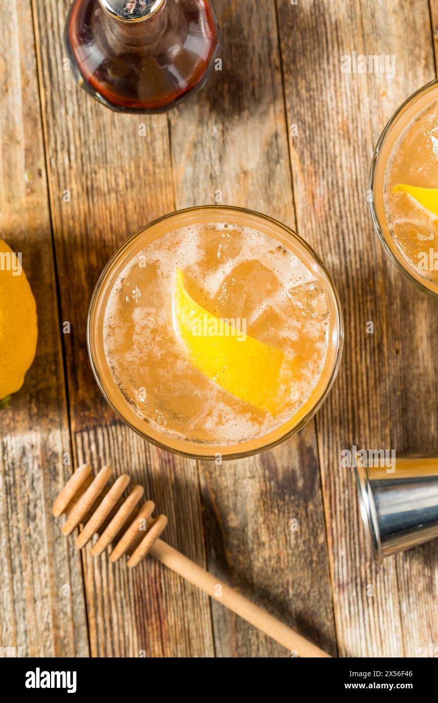 Cocktail rafraîchissant de tequila au miel d'abeilles avec citron Banque D'Images