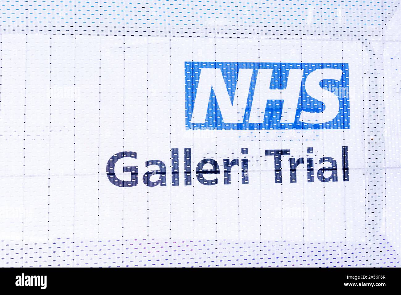 Un panneau sur un écran dans une clinique mobile pour l'essai NHS Galleri - un nouveau test sanguin pour détecter le cancer. Banque D'Images