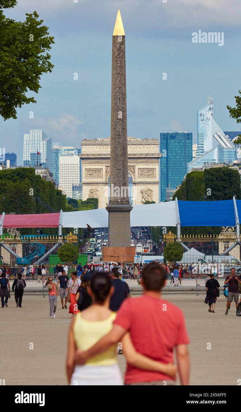 Place de La Concorde, l'Arc de Triomphe et la défense de jardin des Tuileries, Paris, France Banque D'Images