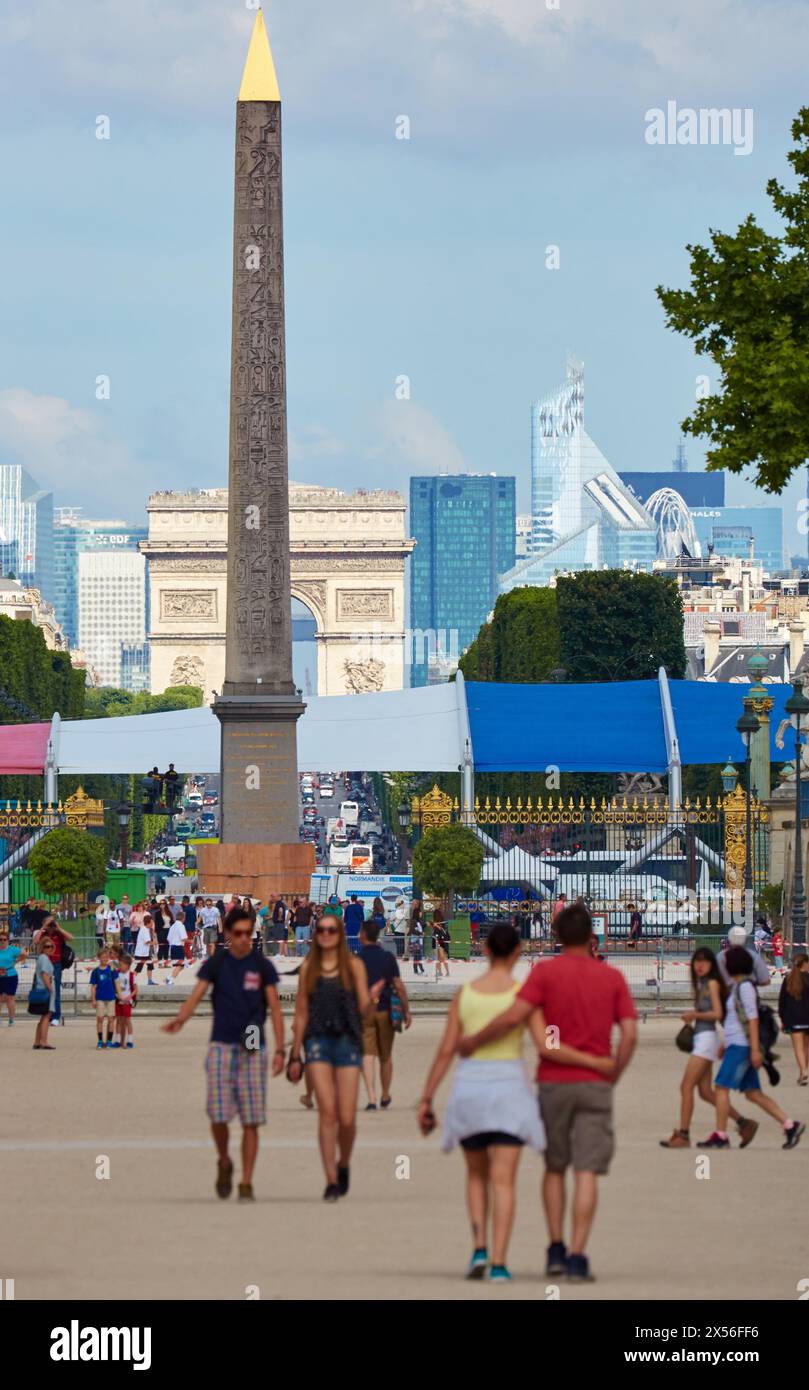 Place de La Concorde, l'Arc de Triomphe et la défense de jardin des Tuileries, Paris, France Banque D'Images