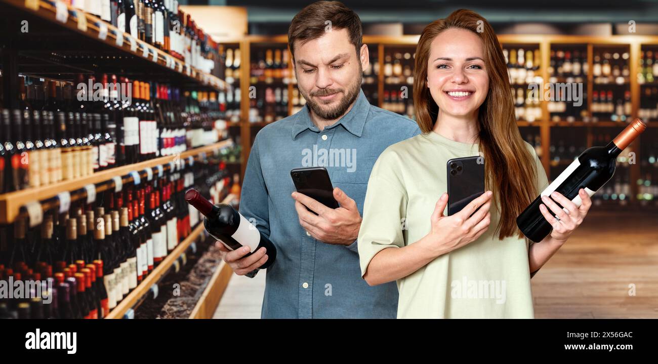 Heureux couple jeune adulte achetant du vin dans le magasin d'alcool. Les clients utilisent le téléphone portable lors de leurs achats dans un supermarché. Banque D'Images